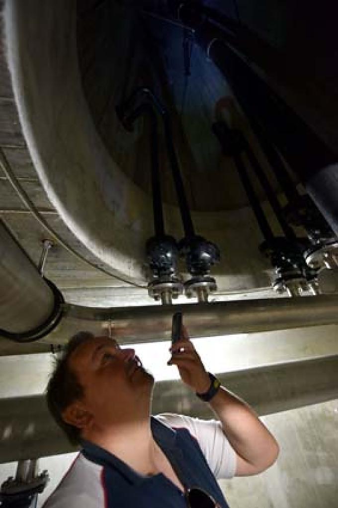 Kritisch leuchtet er mit einer Taschenlampe in den Hohlkörper der Fama, 15 Meter über ihm – und über 10 Tonnen schwer. Brunnenwärter Detlef Naß