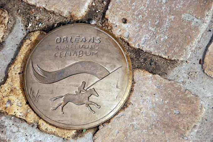 Jungfrau Jeanne ist überall. Im Straßenpflaster. Abtei von Fleury