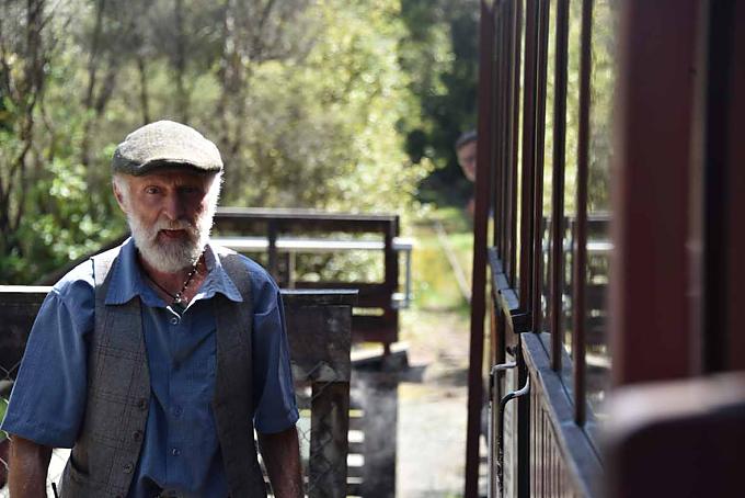 Schaffner Henry „Little John“, ein rüstiger Rentner, der auch den Fremdenführer gibt. Schaffner Henry „Little John“, ein rüstiger Rentner, der auch den Fremdenführer gibt.
