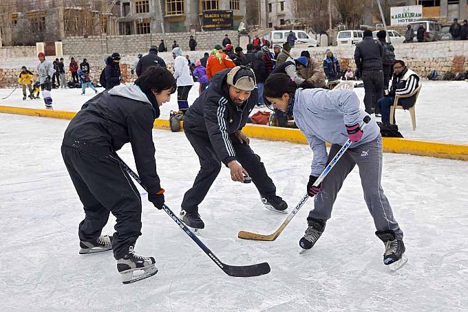 Padma und Tundup mit ihrem Trainer. Padma und Tundup mit ihrem Trainer.