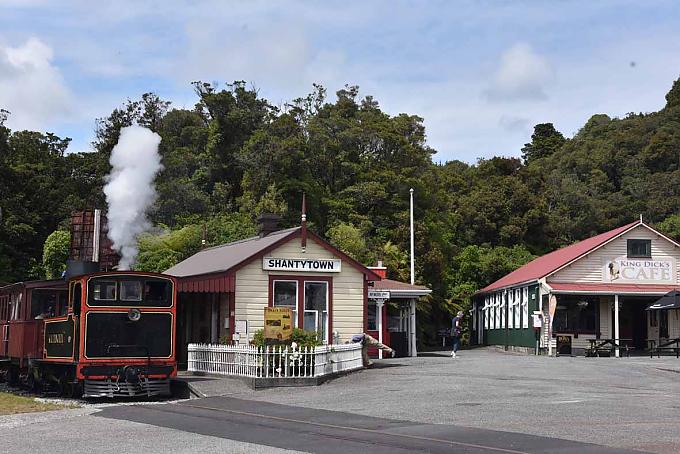 Shantytown Bahnhof. Schaffner Henry „Little John“, ein rüstiger Rentner, der auch den Fremdenführer gibt.