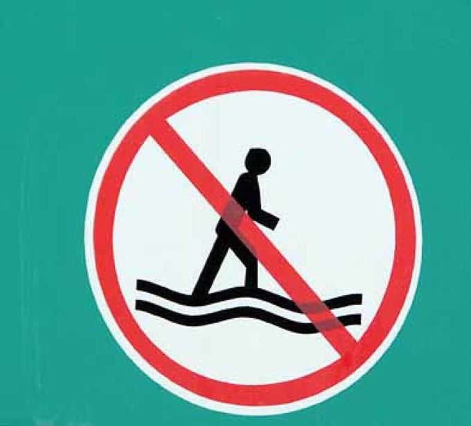 Verbotsschild. Nicht über das Wasser wandeln Kraniche am Hula Agamon See, nördliches Jordantal