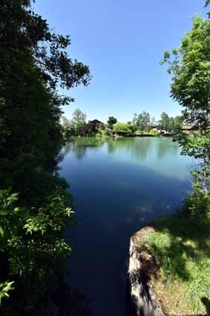 Weder mit Zug noch mit Boot, sondern dem Fahrrad geht es weiter durch einen Mischwald mit Toteislöchern bis Stefanskirchen bei Hemhof durch das älteste Naturschutzgebiet Bayerns, der Eggstätt-Hemhofer Seenplatte. Kaum auf dem Sattel, müssen die Radler auf ihrer Tour auch schon den ersten Halt einlegen. Denn quietschend und große Qualmwolken gen Himmel hinauf ausstoßend, stampft eine historische Dampflok im bayerischen Prien quer über die Fahrbahn.