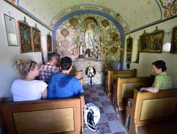 Radfahrer in der Lourdeskapelle. Radfahrer in der Lourdeskapelle.