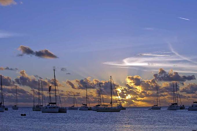 Segelboote im Sonnenuntergang auf der Insel Anegada Wirt der Big Bamboo Bar auf der Insel Anegada