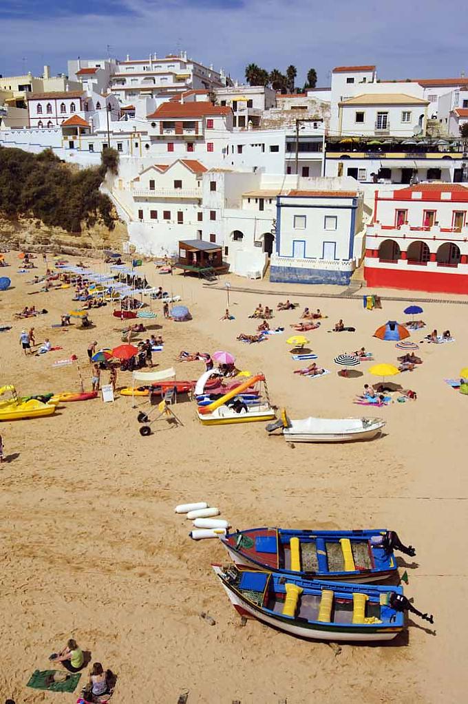 Boote am Strand in Carvoeiro an der Algarve Boote am Strand in Carvoeiro an der Algarve