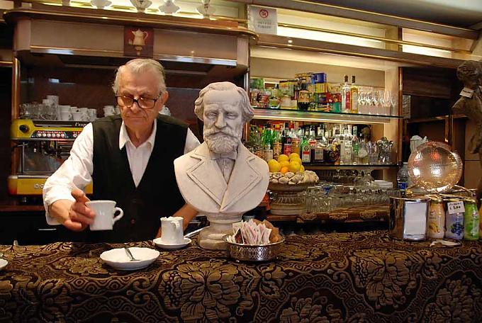Café Verdi in der Via Guiseppe Verdi 6 in Mailand Überall Verdi