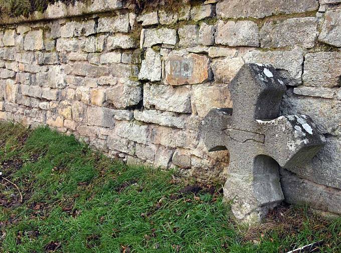 Kreuz neben der Kapelle Wanderer auf Brücke