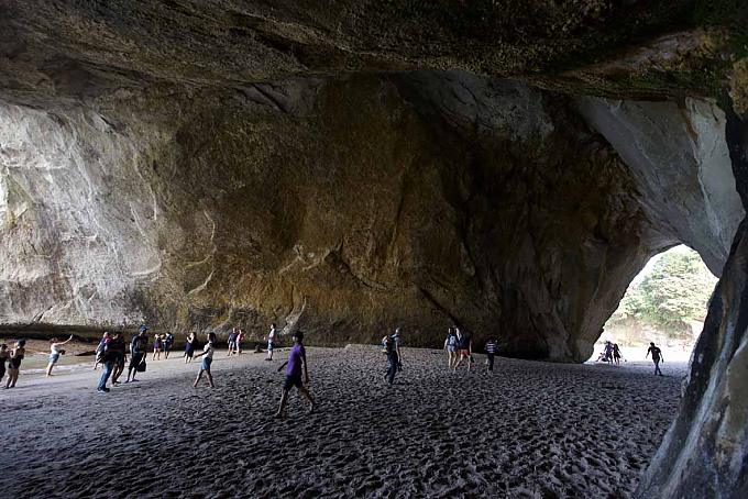 Ein riesiger einzig und allein durch die immerfort heran tosende Brandung entstandener Tunnel verbindet die beiden Buchten Mare’s Leg Cove und Cathedral Cove. Der Weg zur Cathedral Cove bietet herrliche Ausblicke.