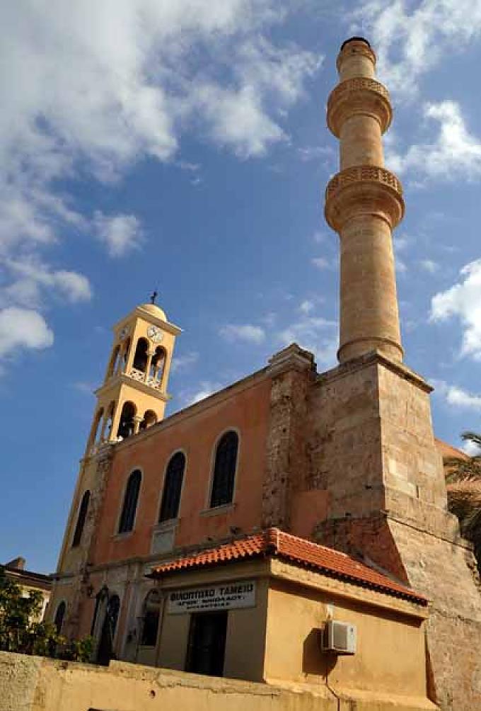 Agios Nikolaos. Griechische Männer spielen ein Brettspiel