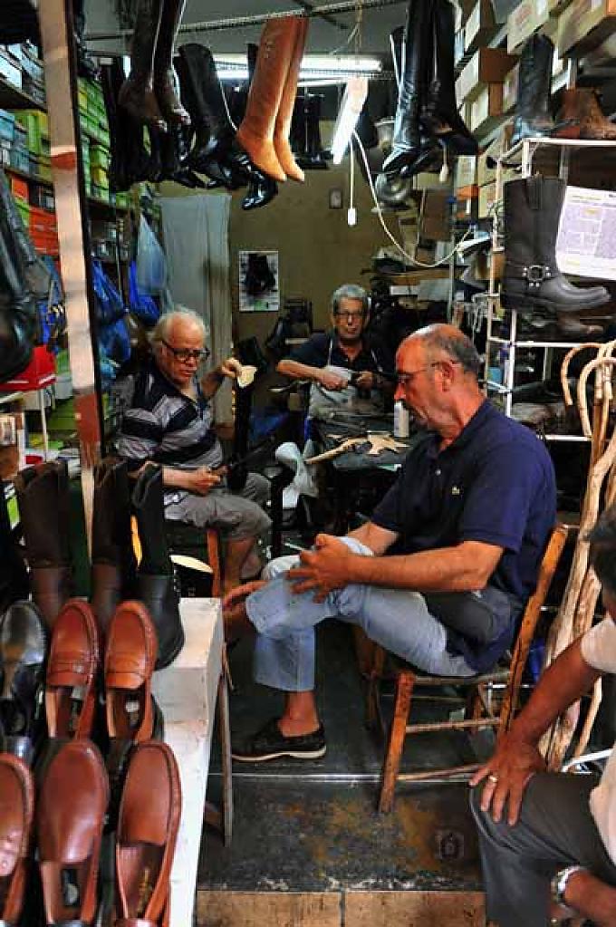 Schuhmacher. Griechische Männer spielen ein Brettspiel