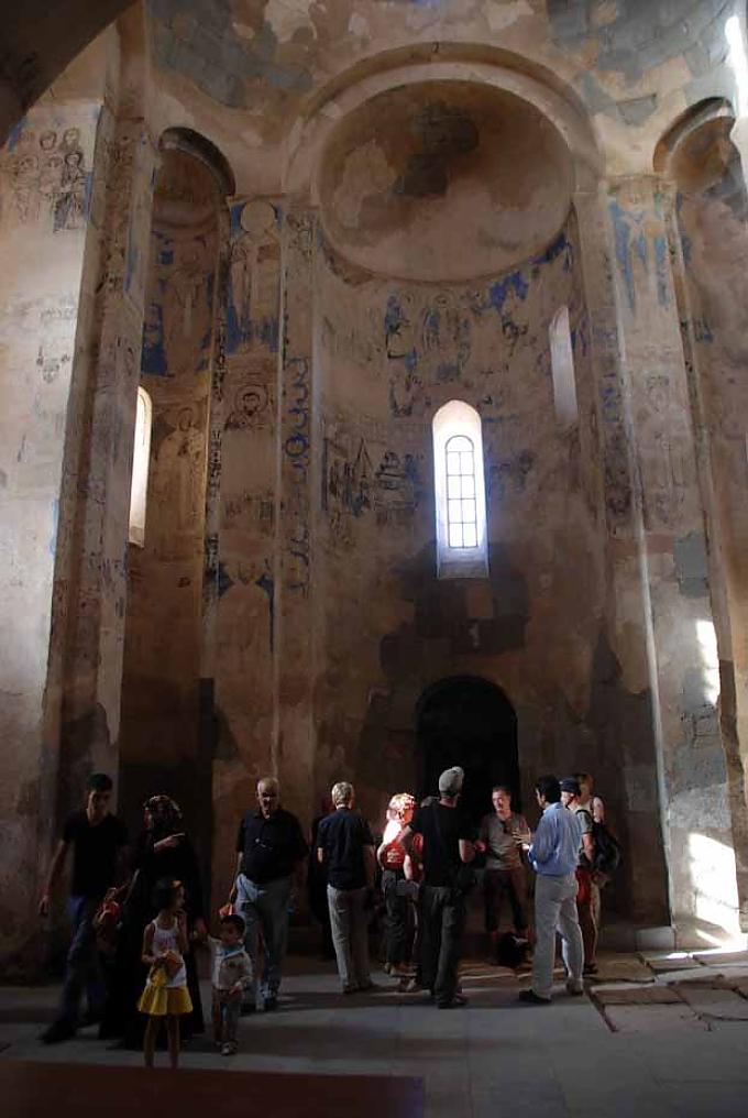 Kirche zum Heiligen Kreuz, Achtamar. Touristen im Inneren der Kirche. Ishak-Pascha-Palast. Blick vom Palast auf Dogubayazit