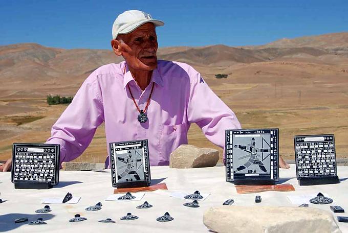 Urartäische Ausgrabungsstätte Cavustepe bei Van: Mehmet Cusman ist einer von 36 Menschen weltweit, die Urartäisch verstehen. Urartäische Ausgrabungsstätte Cavustepe bei Van: Mehmet Cusman ist einer von 36 Menschen weltweit, die Urartäisch verstehen.