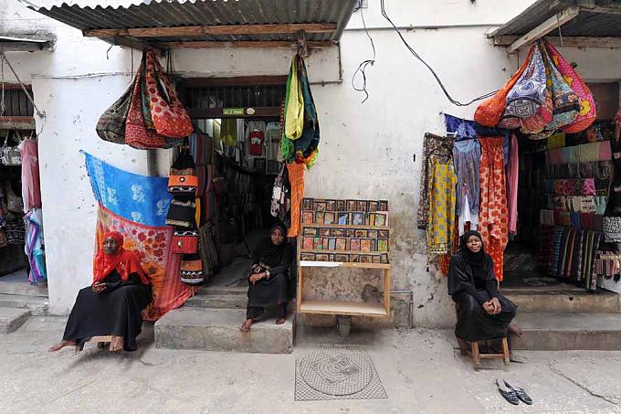 Markt mit bunten Tüchern in Stonetown Der Sansibar-Stummelaffe