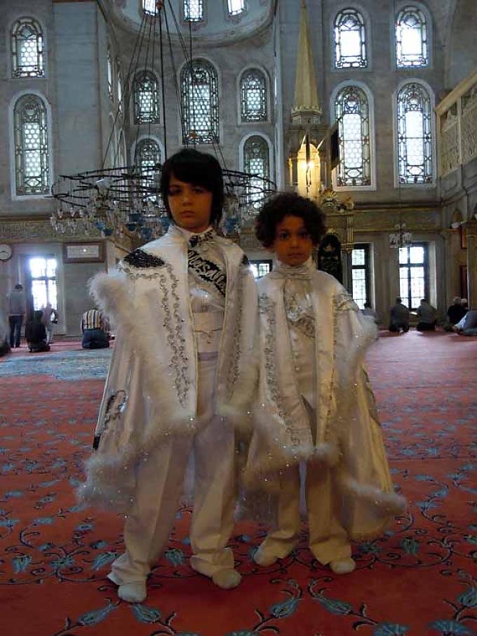 Feier zur Beschneidung. Kleine Jungen werden in Istanbul zu osmanischen Prinzen ausstaffiert. Feier zur Beschneidung. Kleine Jungen werden in Istanbul zu osmanischen Prinzen ausstaffiert.