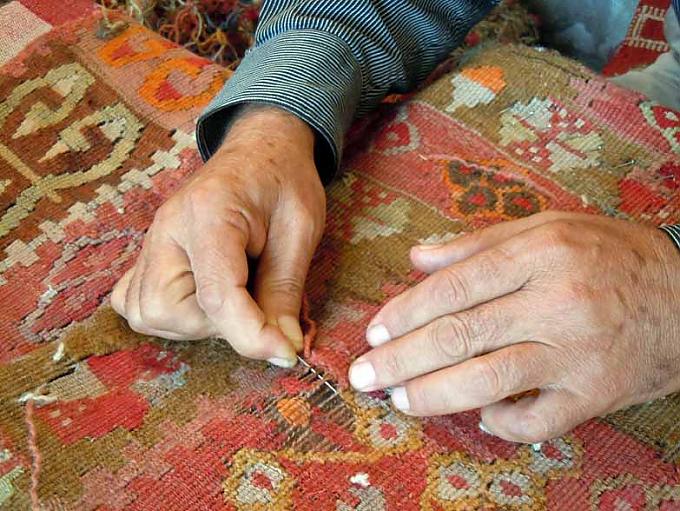 Ein Kelim wird in Kayseri restauriert / Kappadokien Ein Kelim wird in Kayseri restauriert / Kappadokien