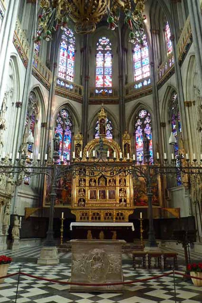 Xantener Dom Innenansicht Römische Herberge im Archäologischen Park
