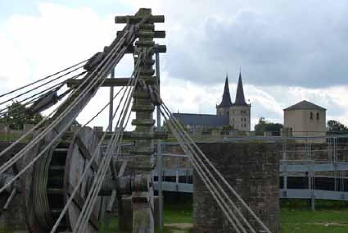 Römischer Kran mit gotischem Dom Römischer Kran mit gotischem Dom