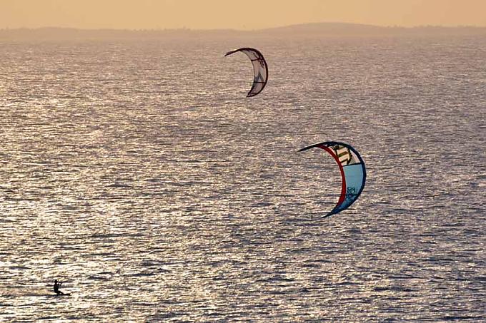 Kitesurfer im Sonnenuntergang