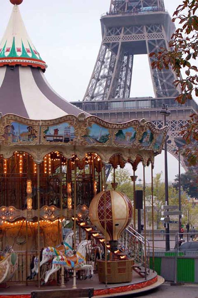 Entlang des Seine-Ufers bilden die Bouquinisten einen typischen Pariser Anblick