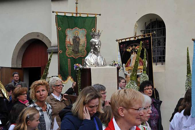 Frauen tragen die Büste der Heiligen Walburga.