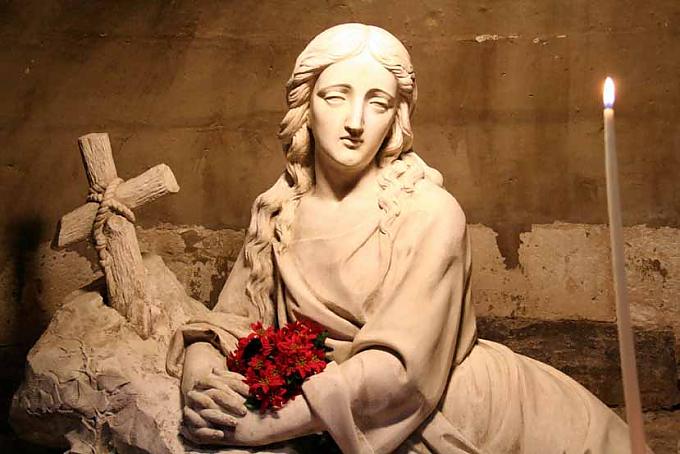 Erinnerung an Maria Magdalena: Skulptur in der Sainte Madeleine-Kirche in Saint-Maximin-la-Sainte-Baume