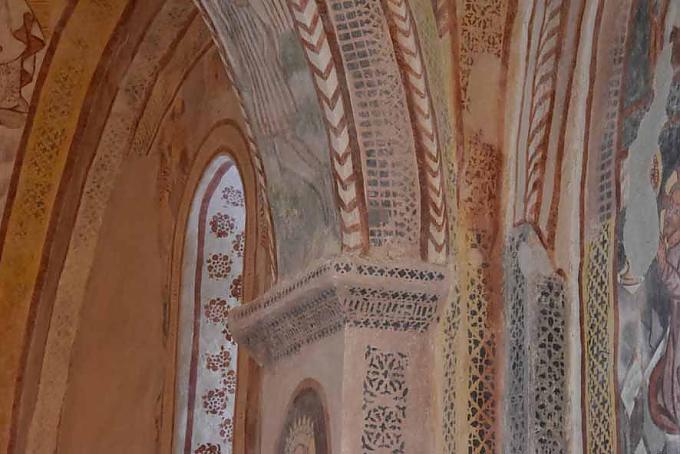 Bemalte Wände der kleinen St. Jakobus Kirche in Urschalling. Fresko mit Darstellung der Kreuzabnahme in St. Jakobus Kirche in Urschalling.