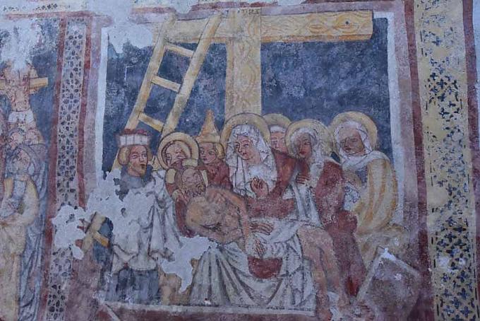 Fresko mit Darstellung der Kreuzabnahme in St. Jakobus Kirche in Urschalling. 