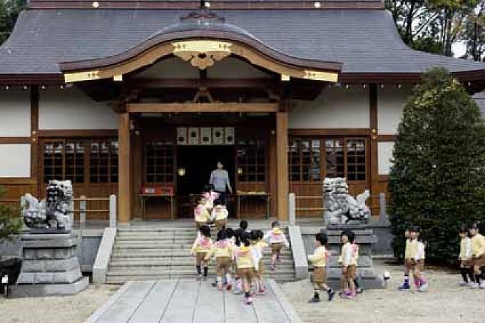 Kindergartenkinder besuchen den Nobeno – Schrein Becken zur rituellen Reinigung im Grossen Ise – Schrein in Naiku