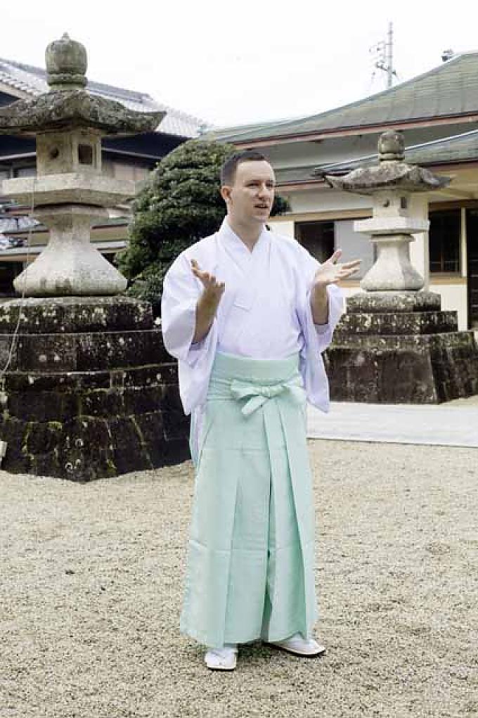 Shintopriester Florian Wiltschko vor dem Nobeno – Schrein Shintopriester Florian Wiltschko vor dem Nobeno – Schrein