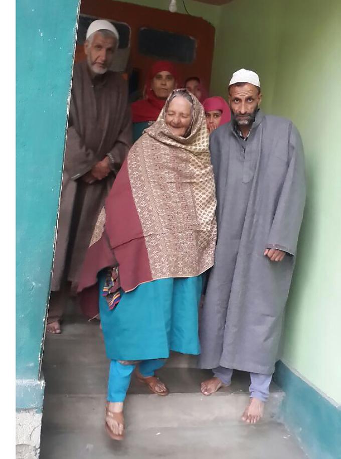 Zub Sahib beim Verlassen des Hauses. Zub Sahib beim Verlassen des Hauses.