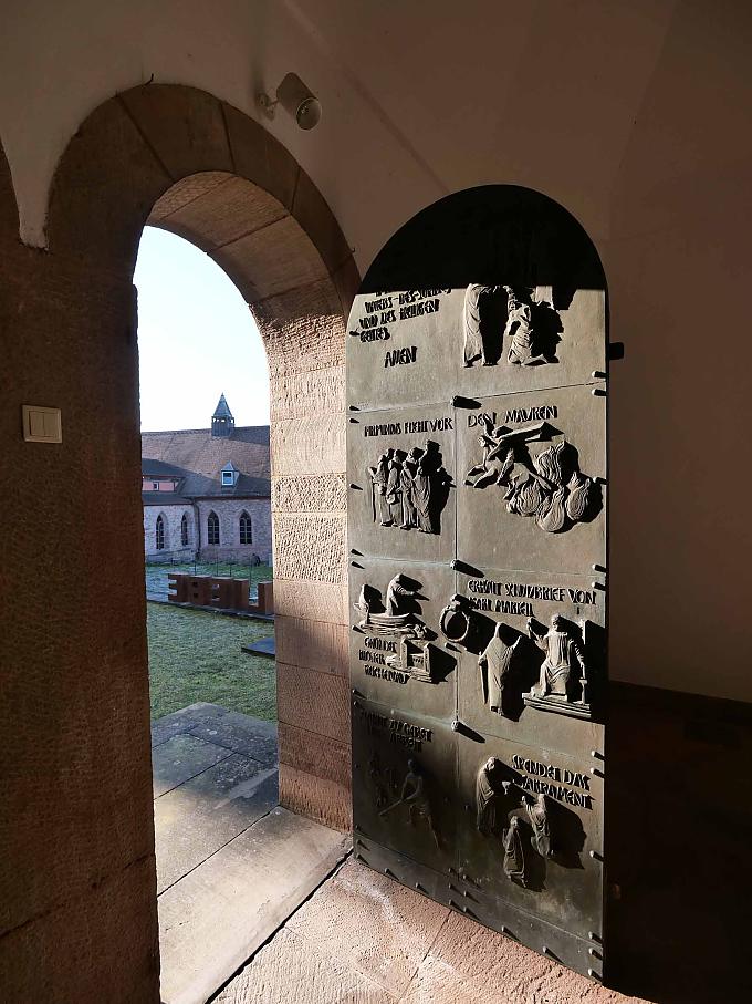 Tür der Grabkapelle Statue des Heiligen Pirminius