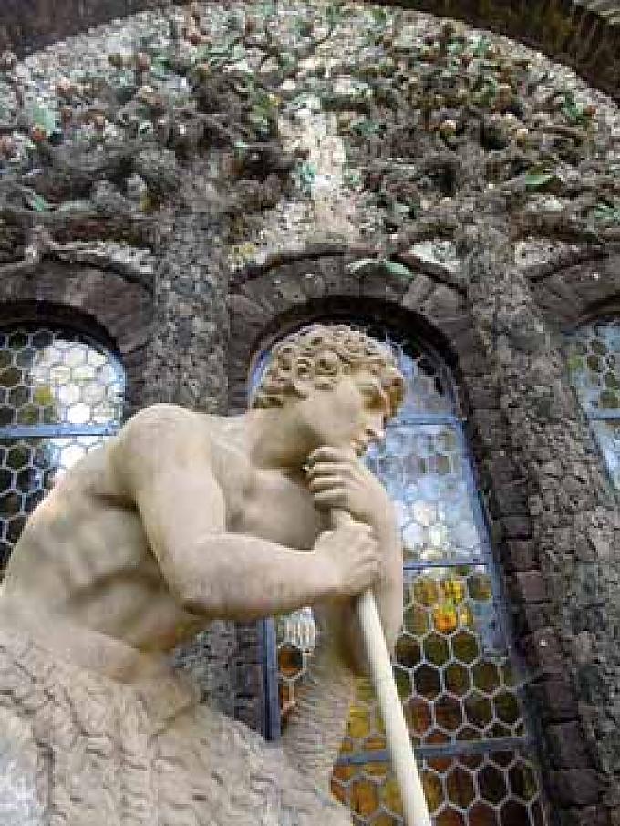 Adam vor den Bäumen der Erkenntnis und des Lebens. Christusfigur.