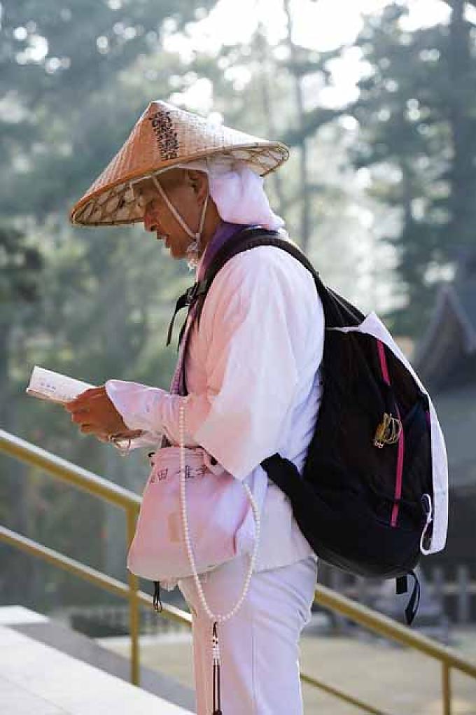 Garan, der Grosse Stupa Dai-to, Pilger in traditioneller Pilgerkleidung. Der grosse Friedhof Okuno-in, weiblicher Pilger auf dem Weg zum Mausoleum des Religionsgründers Kobadaishi.