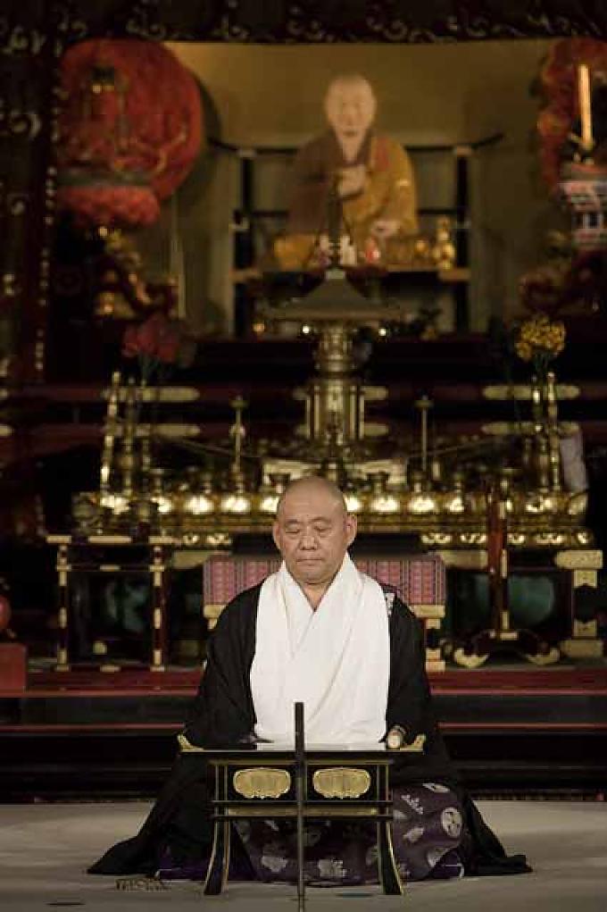 Miyata Eimyou, Spiritueller Chef des Garan vor dem Sanskrit-Zeichen des Mahavarochana Buddha. Der grosse Friedhof Okuno-in, weiblicher Pilger auf dem Weg zum Mausoleum des Religionsgründers Kobadaishi.