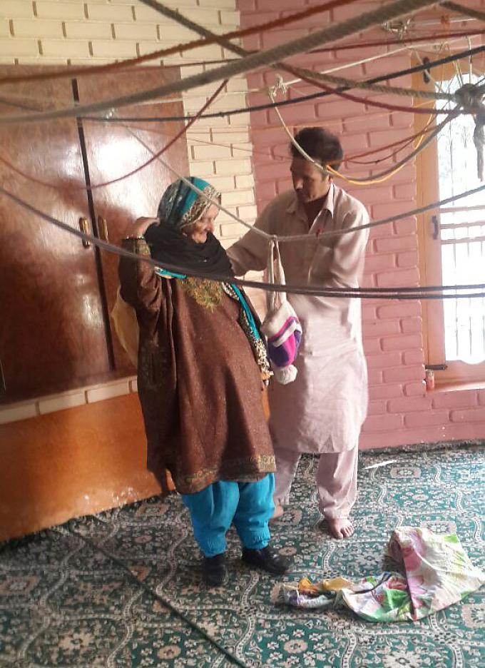 Zub Sahib und ihr Sohn. Zub Sahib beim Verlassen des Hauses.