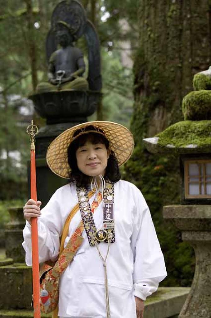 Der grosse Friedhof Okuno-in, weiblicher Pilger auf dem Weg zum Mausoleum des Religionsgründers Kobadaishi. Der grosse Friedhof Okuno-in, weiblicher Pilger auf dem Weg zum Mausoleum des Religionsgründers Kobadaishi.