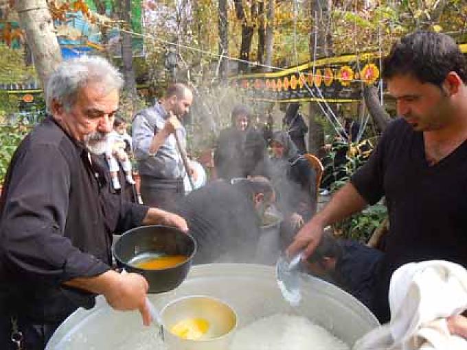 Ashura Feiern in einer Familie mit speziellen Speisen. Szenen aus dem Leben Imam Husains