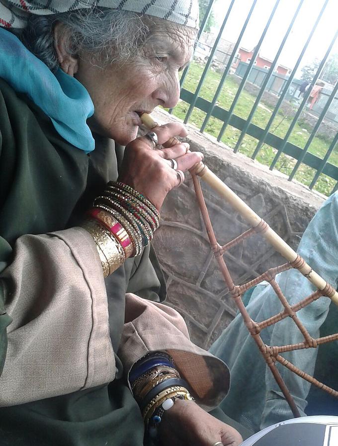 Zub Sahib mit Wasserpfeife. Zub Sahib beim Verlassen des Hauses.