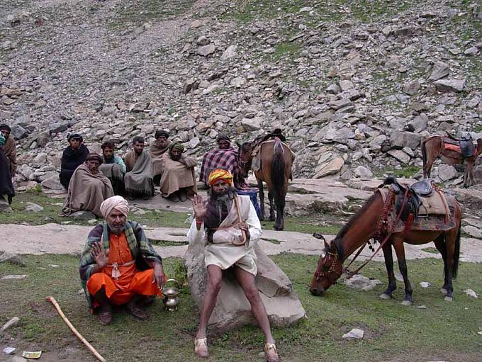 Sadhus (Heilige) während einer Rast. Sadhus (Heilige) während einer Rast.