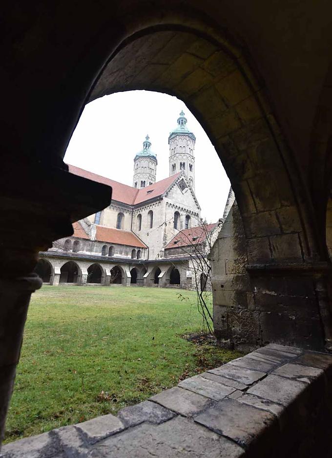 Blick vom Kreuzgang zu dem Dom Sankt Peter und Paul in Naumburg an der Saale Markgraf Ekkehard II. und Uta von Naumburg im Westchor des Naumburger Domes.