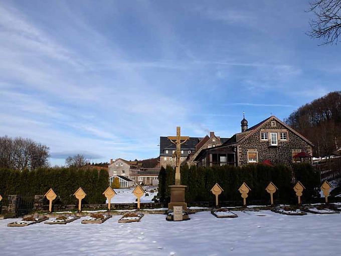 Friedhof des Klosters. Jesus wird vom Kreuz abgenommen.