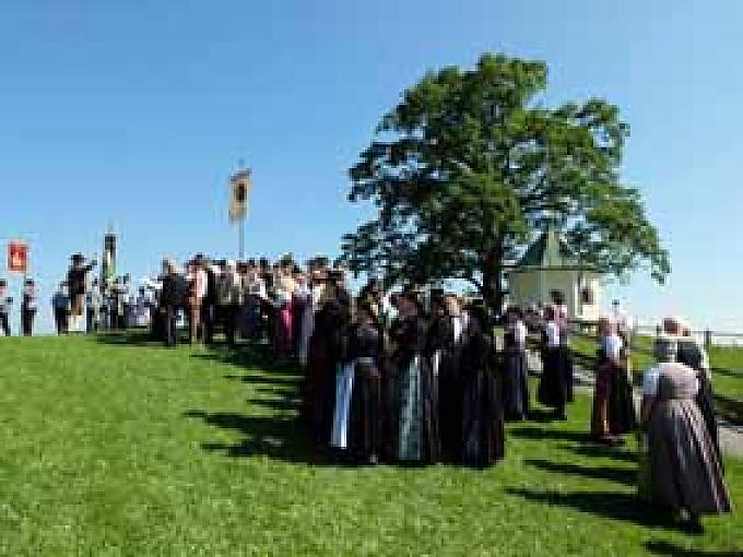 Gebet an der Aussichtskapelle mit Luitpoldeiche Gebet an der Aussichtskapelle mit Luitpoldeiche
