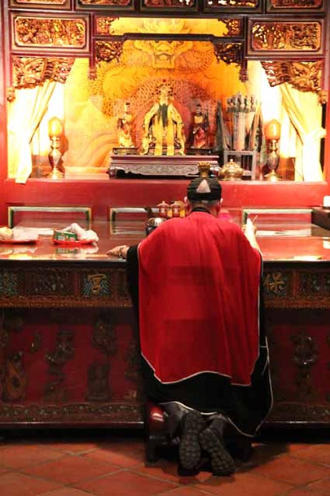 Priester im Bao-An-Tempel in Taipei Priester im Bao-An-Tempel in Taipei