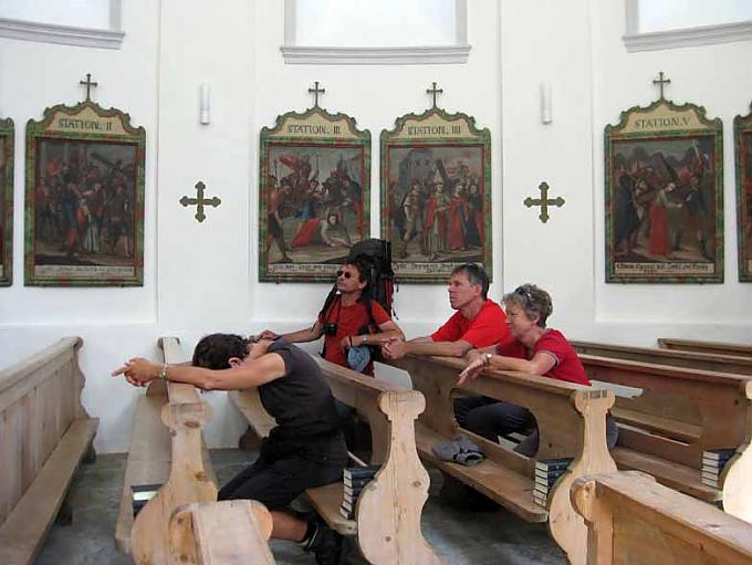 Erschöpfte Pilger rasten und beten in der Rundkirche Saas Balen. Erschöpfte Pilger rasten und beten in der Rundkirche Saas Balen.