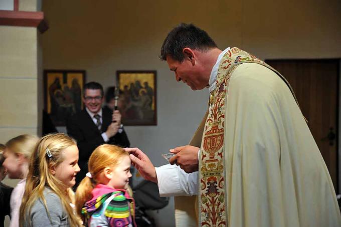 Pfarrer Genster segnet die Kinder mit Walburgaöl Prozession durch Walberberg