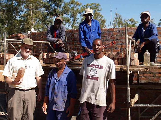 Pater Heribert Müller (l.) während der Bauarbeiten an einem Wassertank Pater Heribert Müller (l.) während der Bauarbeiten an einem Wassertank