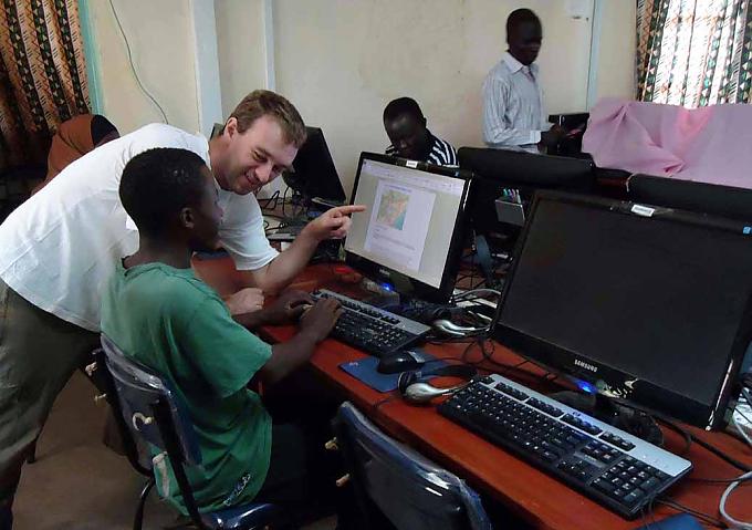 Christian Braunigger in einem Flüchtlingslager im nordkenianischen Kakuna Pater Heribert Müller (l.) während der Bauarbeiten an einem Wassertank