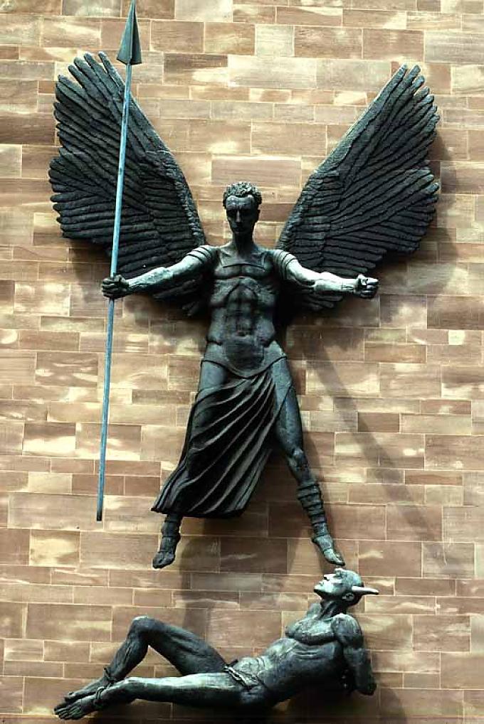 Bronzeskulptur des hl. Michael in der Kathedrale von Coventry Bronzeskulptur des hl. Michael in der Kathedrale von Coventry
