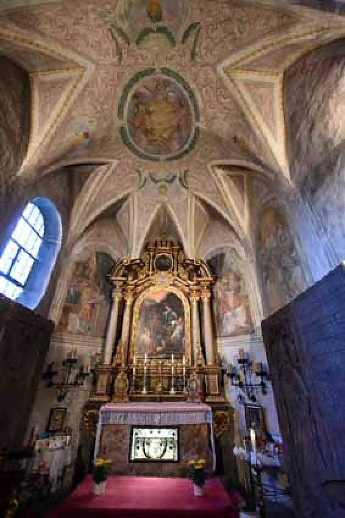 Heute befinden sich die Gebeine der Äbtissin Irmgard hinter dem Hochaltar. Gläubigen beten unter dem großen Gemälde, auf dem die Selige Irmgard schwebend über der Insel Frauenchiemsee mit einer Krone dargestellt wird.